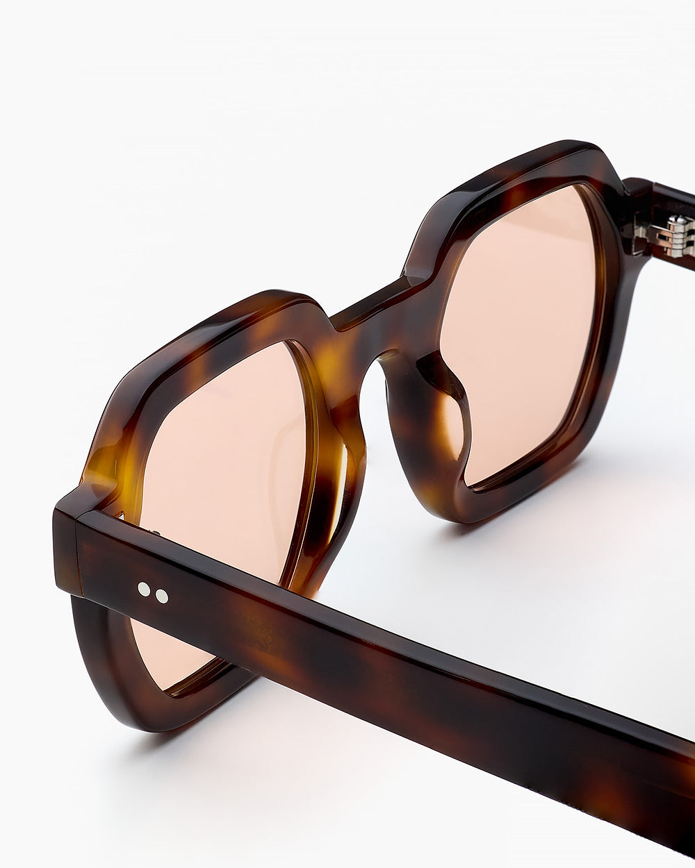 ME & JOE Sandro classic tortoise sunglasses with peach lenses – detail view