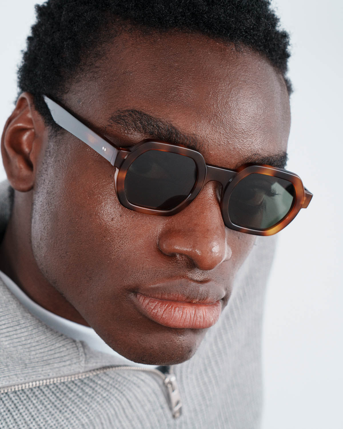 ME & JOE Sandro tortoise sunglasses – three-quarter view