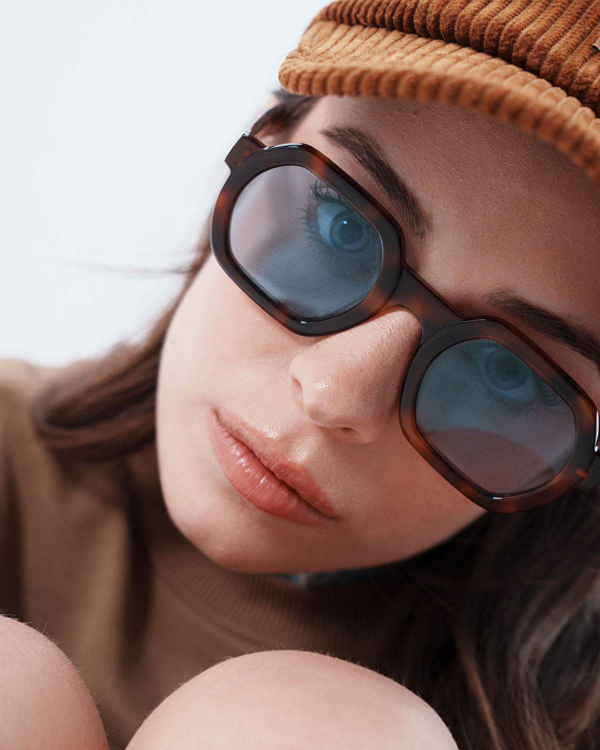 ME & JOE Sandro classic tortoise sunglasses with blue lenses – front view