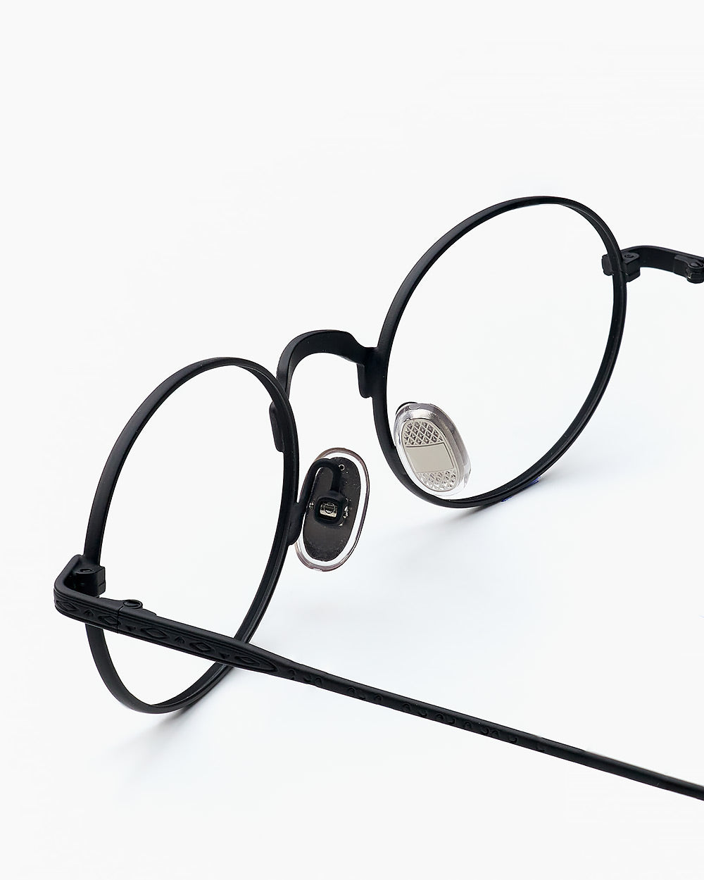 ME & JOE Soma black optical glasses – angled view