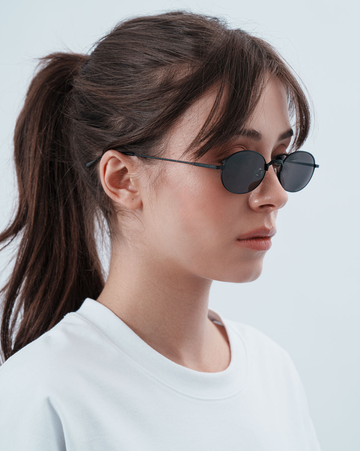 Woman wearing ME & JOE Soma black sunglasses – three-quarter view