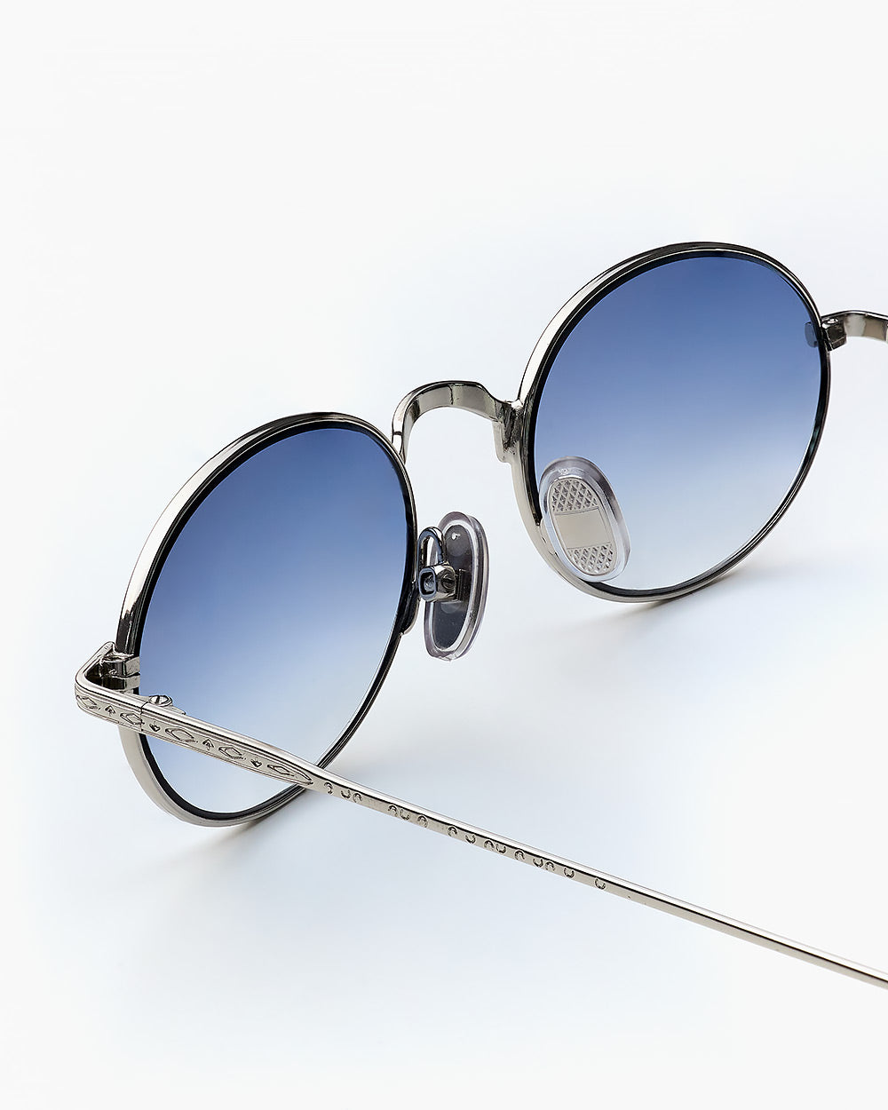 ME & JOE Soma silver sunglasses with blue degrade lenses– detail view