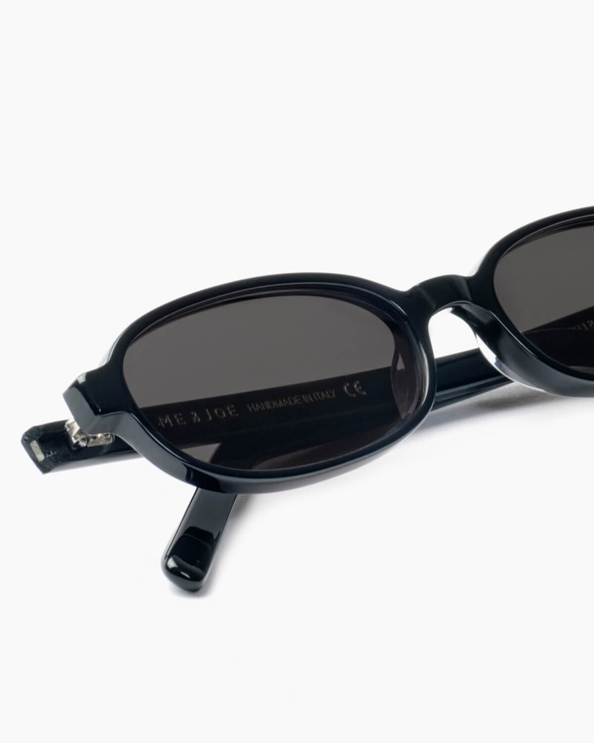 ME & JOE Iris sunglasses in black – close-up product detail, Black frame, Black lenses