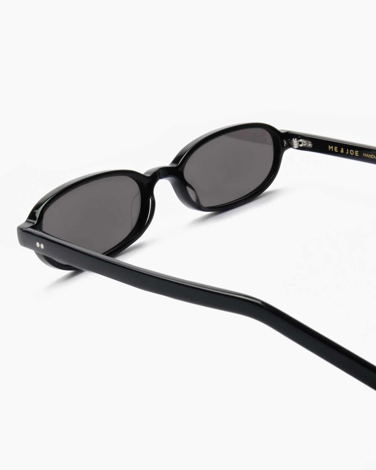 ME & JOE Iris sunglasses in black – close-up side detail, Black frame, Black lenses