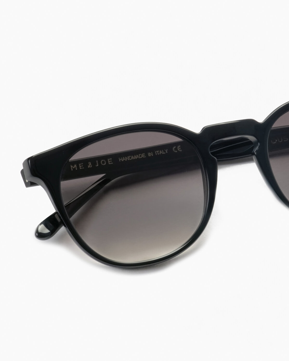 ME & JOE Dustin black sunglasses with gradient grey lenses – frame detail