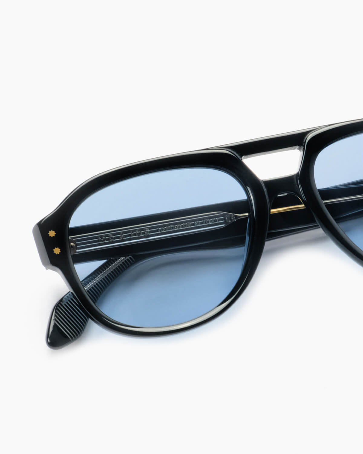 ME & JOE Ezra black sunglasses – detail view blue lenses