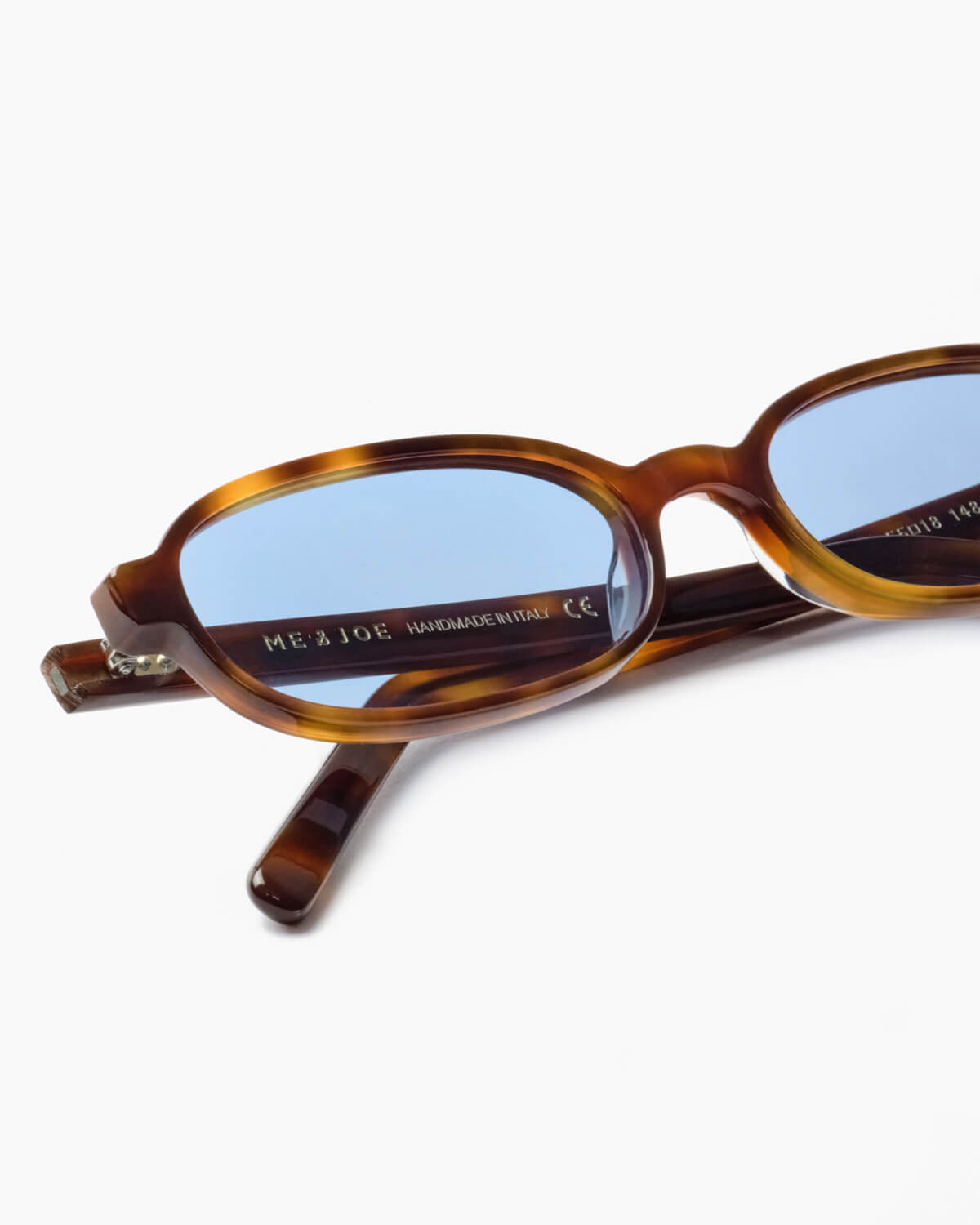 ME & JOE Iris sunglasses in tortoise – close-up product detail, Tortoise frame, Blue lenses