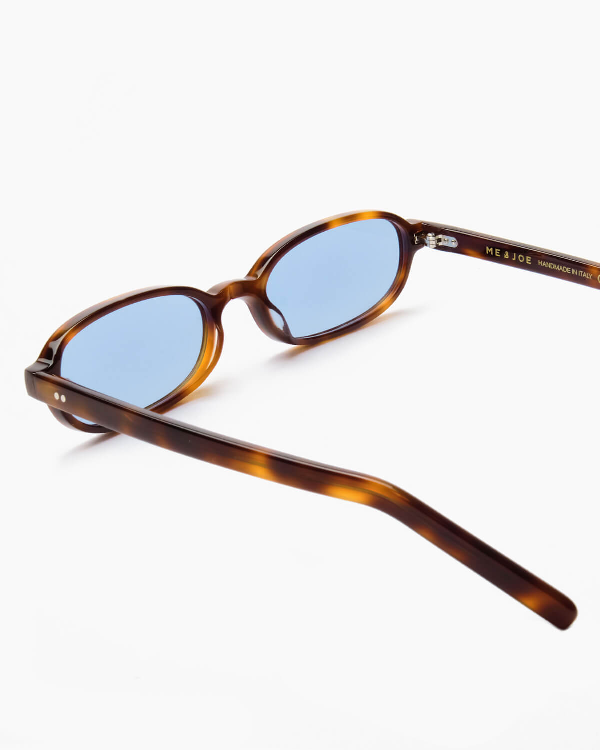 ME & JOE Iris sunglasses in tortoise – close-up side detail, Tortoise frame, Blue lenses