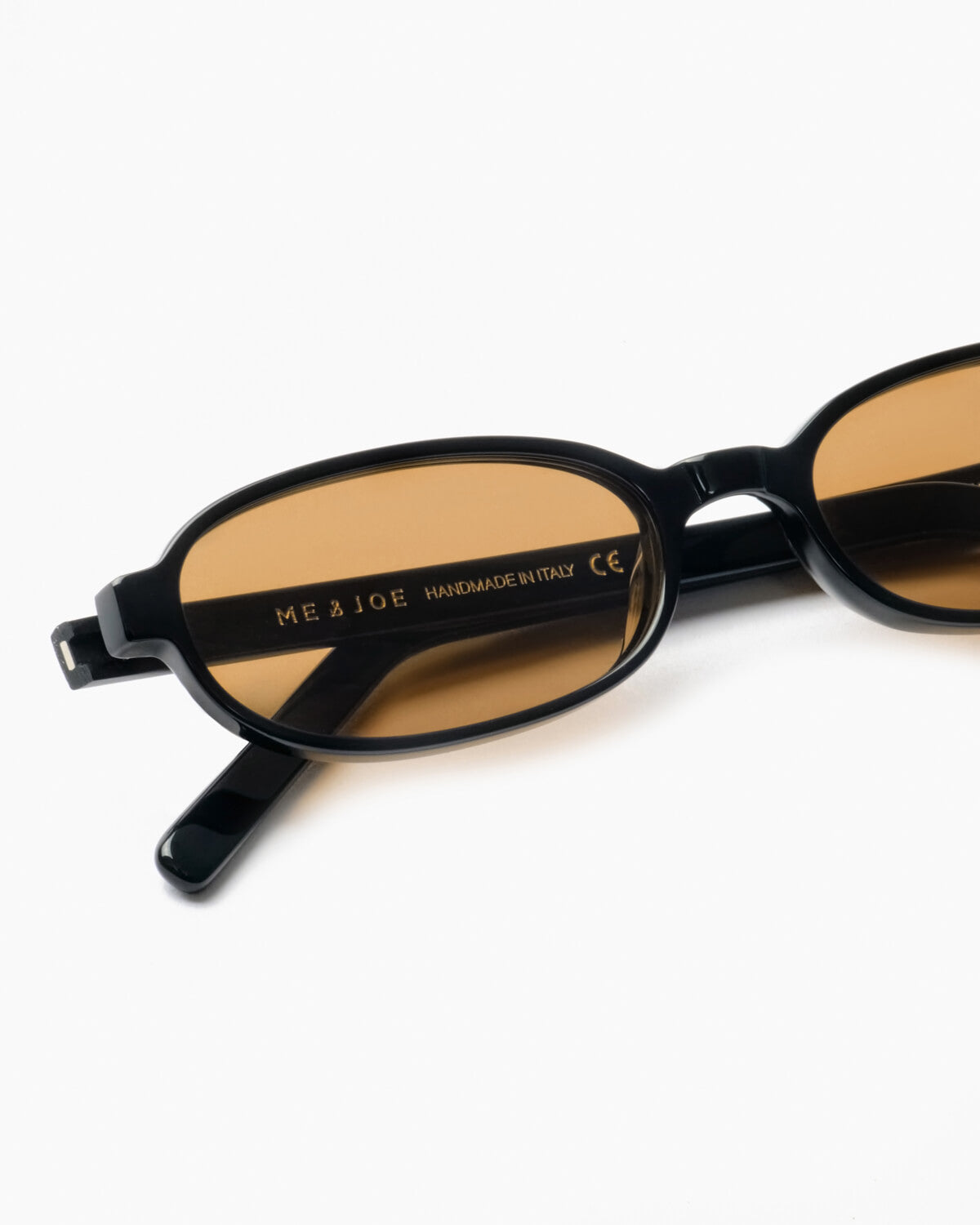 ME & JOE Iris sunglasses in black – close-up product detail, Black frame, Sunset lenses