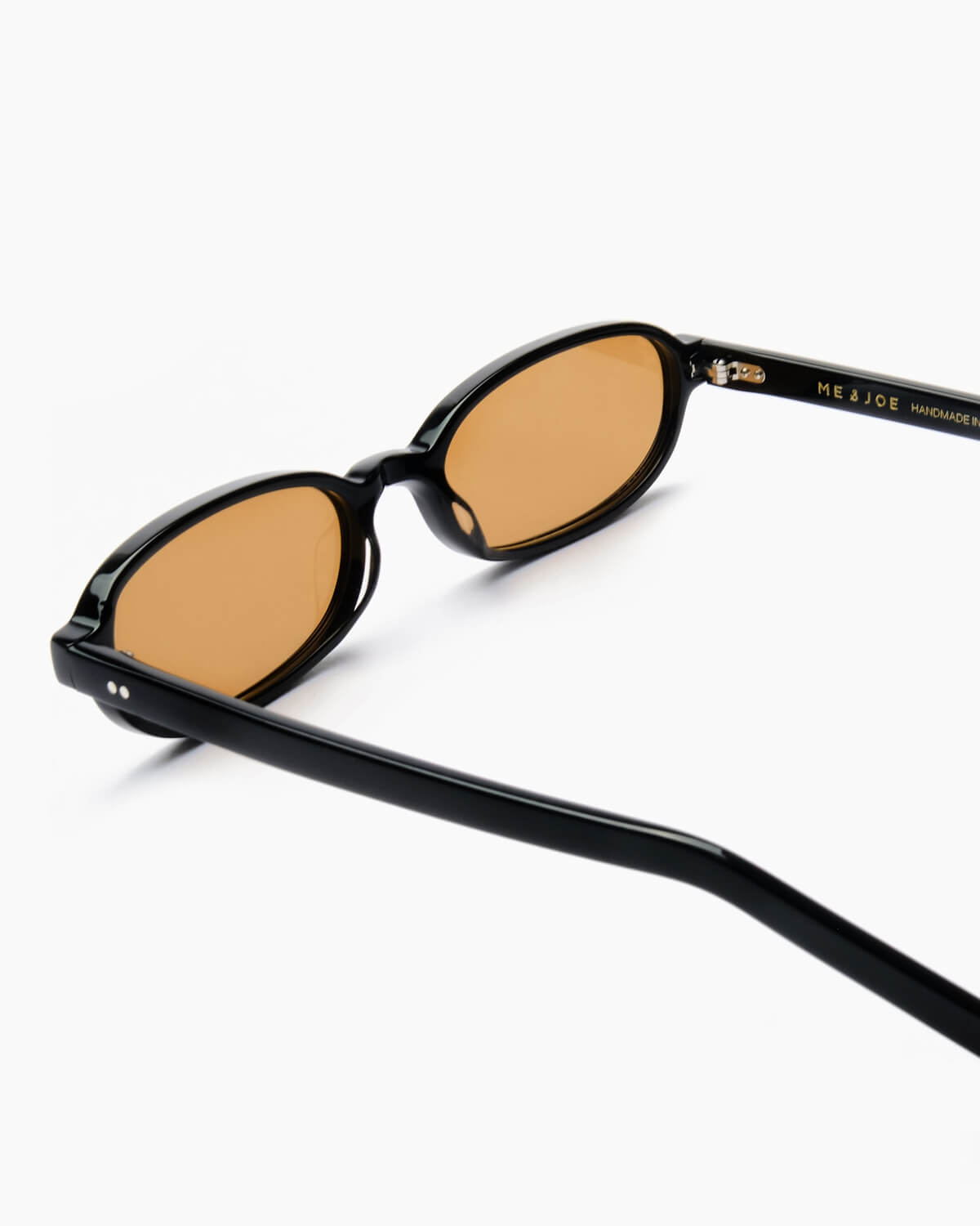ME & JOE Iris sunglasses in black – close-up side detail, Black frame, Sunset lenses