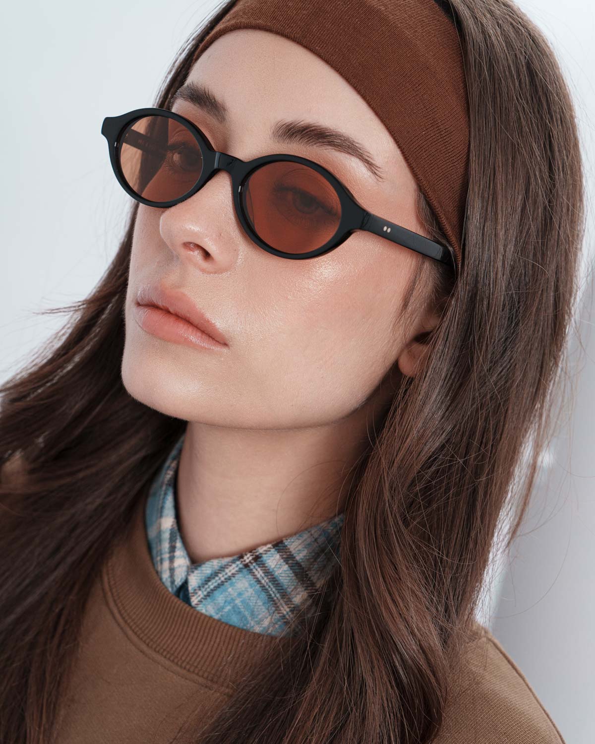 Woman wearing ME & JOE Alto black sunglasses– three-quarter view sunset lenses