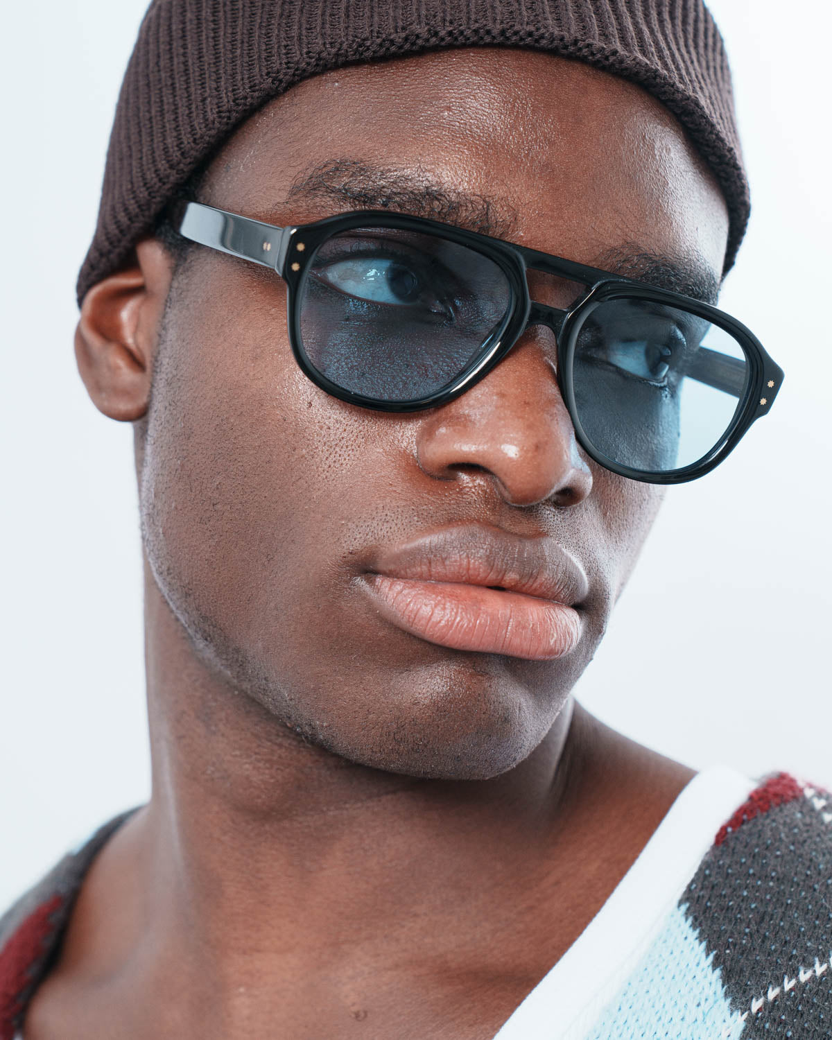 Man wearing ME & JOE Ezra black sunglasses – close-up view