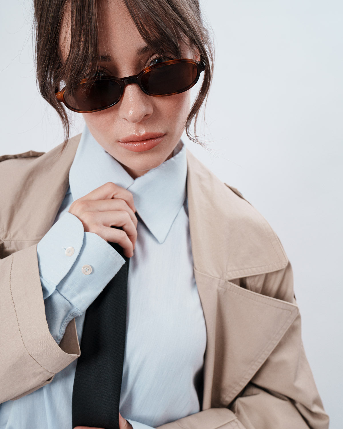 Woman wearing ME & JOE Iris tortoise sunglasses – front view