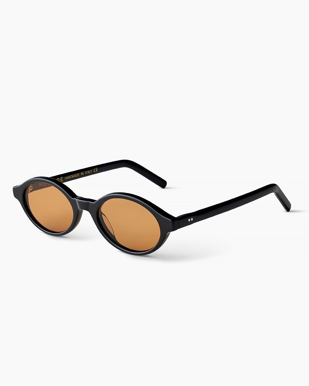 ME & JOE Alto black sunglasses with orange lenses – three-quarter view