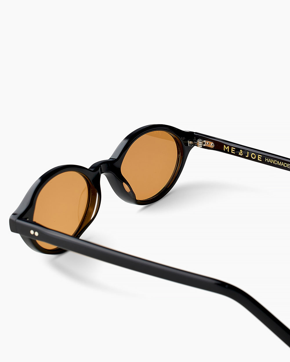 ME & JOE Alto black sunglasses with orange lenses – detail view