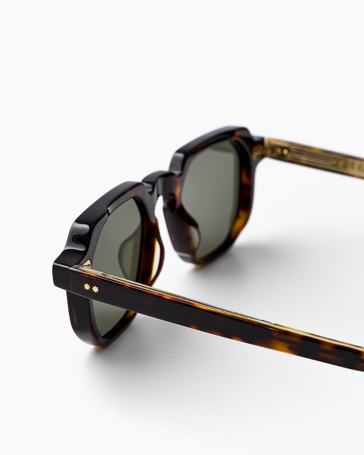 ME & JOE Kubik tortoise sunglasses – angled view
