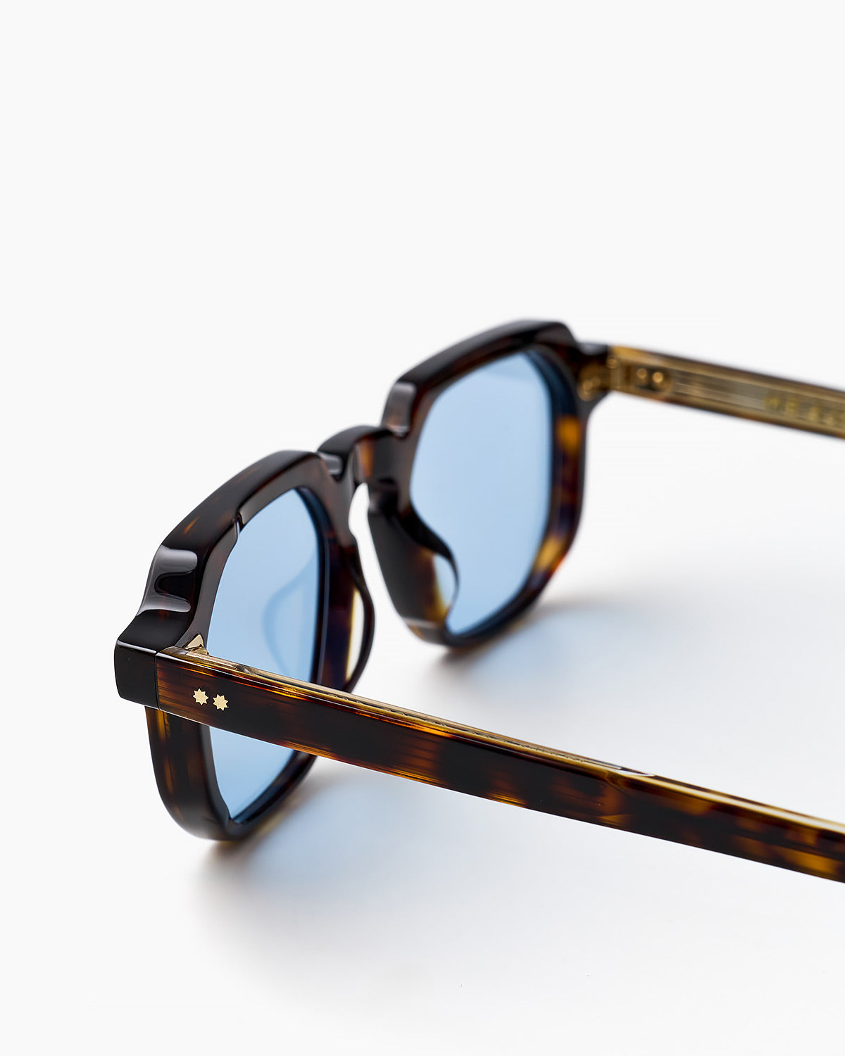 ME & JOE Kubik tortoise sunglasses – angled view