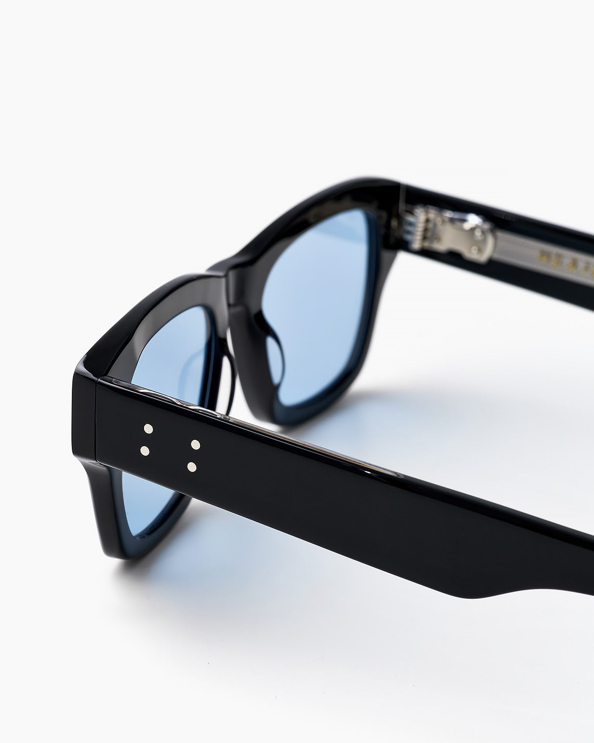 ME & JOE Nolan black sunglasses – detailed view