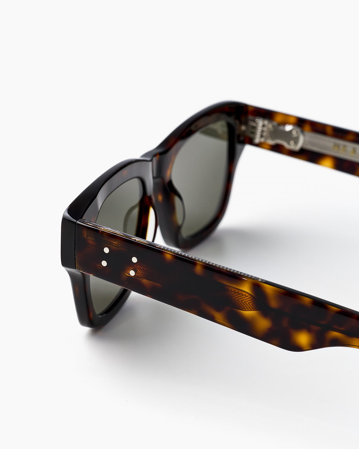 ME & JOE Nolan tortoise sunglasses – detailed view