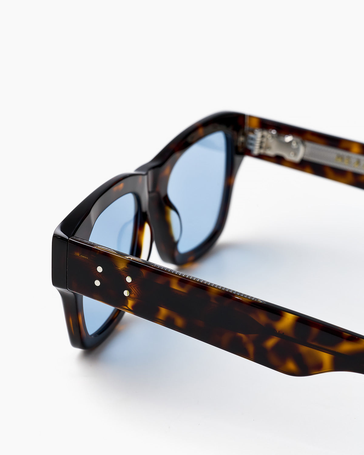 ME & JOE Nolan tortoise sunglasses – detailed view