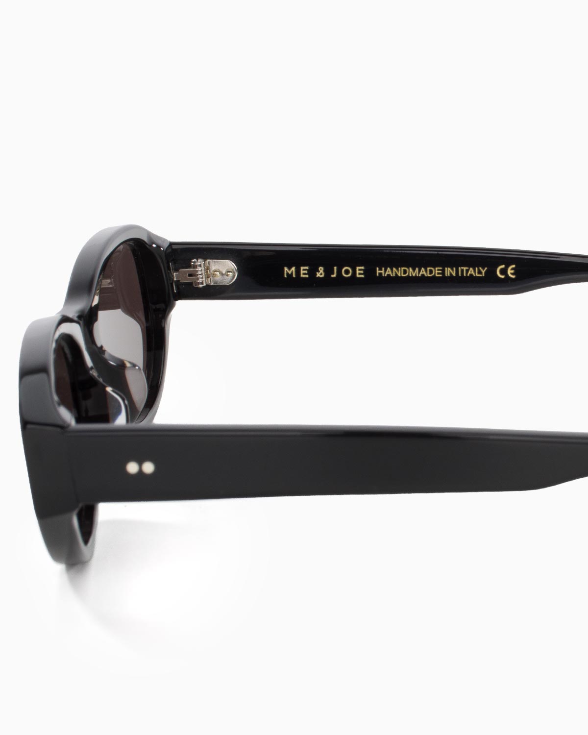 ME & JOE Muse black sunglasses-temple and logo detail 