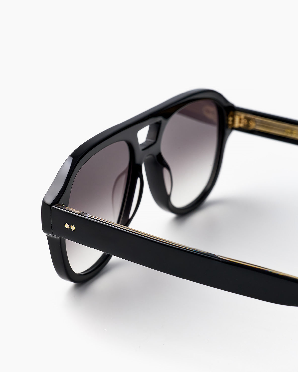 ME & JOE Ezra black sunglasses with gradient grey lenses– frame detail