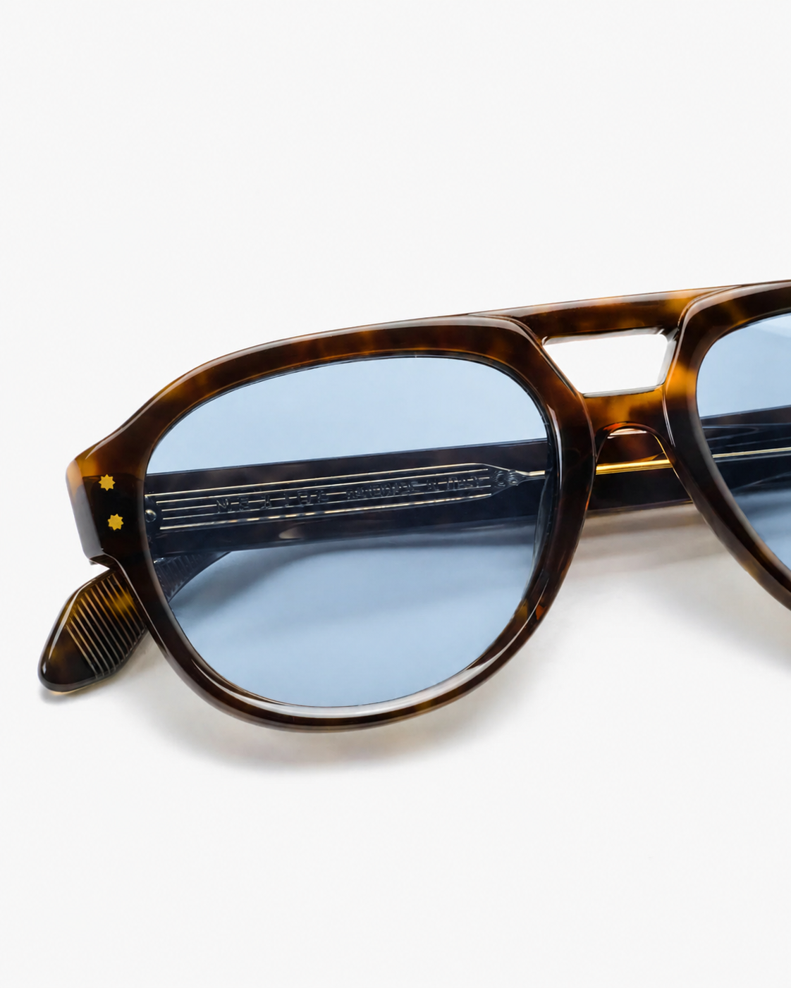 ME & JOE Ezra tortoise sunglasses with light blue lenses - frame detail