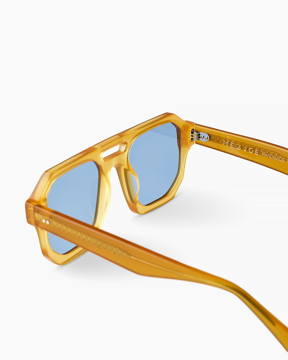 ME & JOE Russel honey sunglasses with blue lenses – detail view