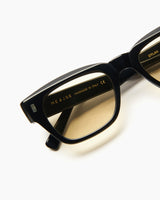 SUNGLASSES-WOMEN-MEN-UNISEX-DYLAN-BLACK-STUDIO-SAND-DETAIL