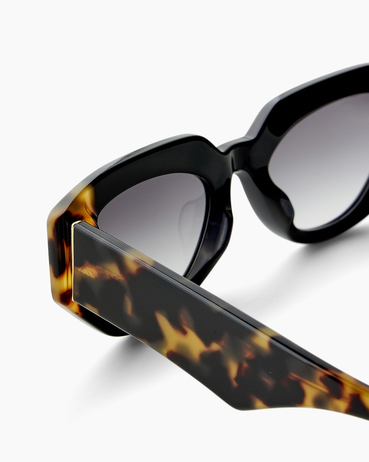 SUNGLASSES-WOMEN-MEN-UNISEX-KYLIE-BLACK TORTOISE-DETAIL |BLACK TORTOISE