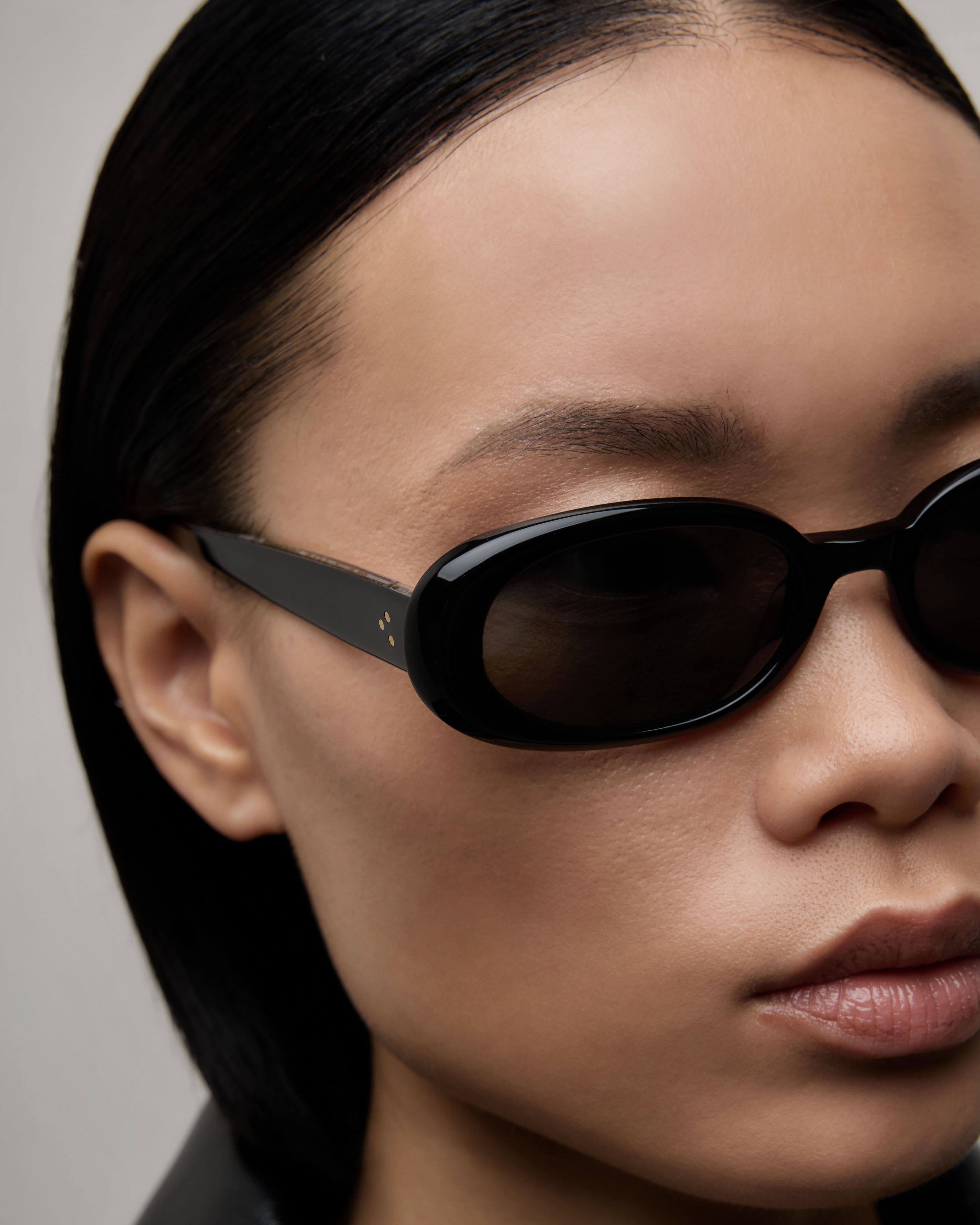 SUNGLASSES-WOMEN-MEN-UNISEX-AMERICA-BLACK-SIDE model photo |BLACK