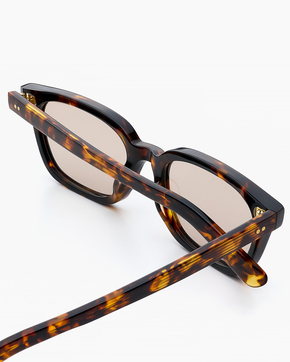 ME & JOE Alba spiced tortoise sunglasses with light brown lenses – frame detail