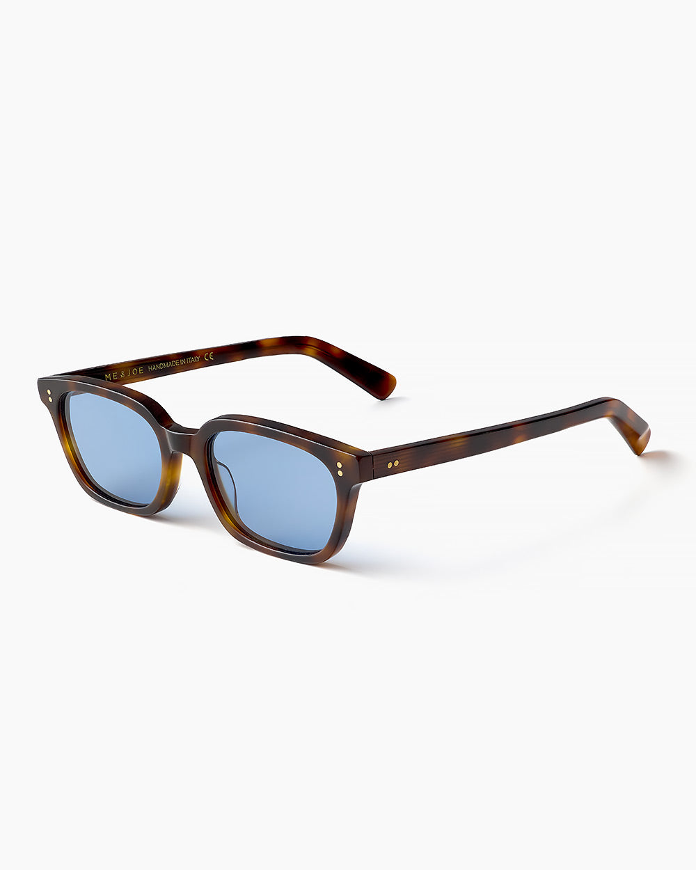 ME & JOE Alba classic tortoise sunglasses with blue lenses – three-quarter view
