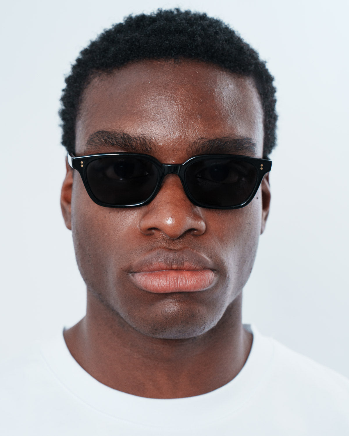 Man wearing ME & JOE Alba black sunglasses – lifestyle view