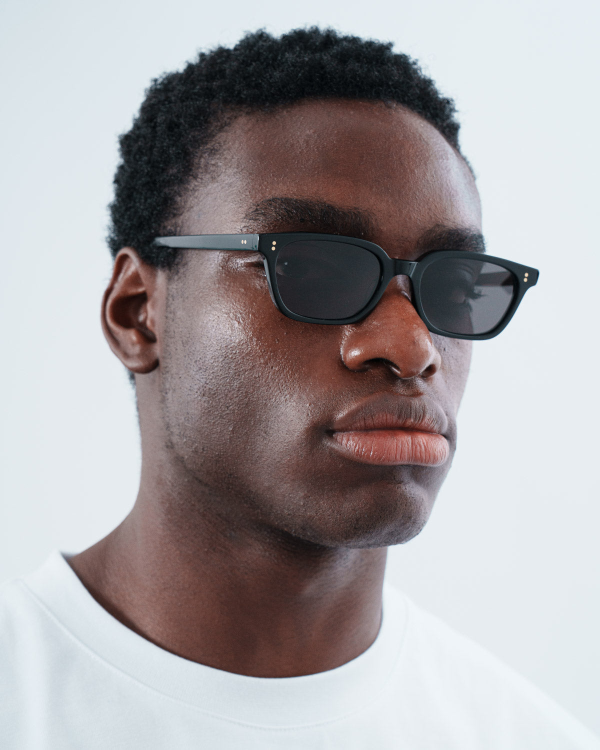 Man wearing ME & JOE Alba black sunglasses – lifestyle view