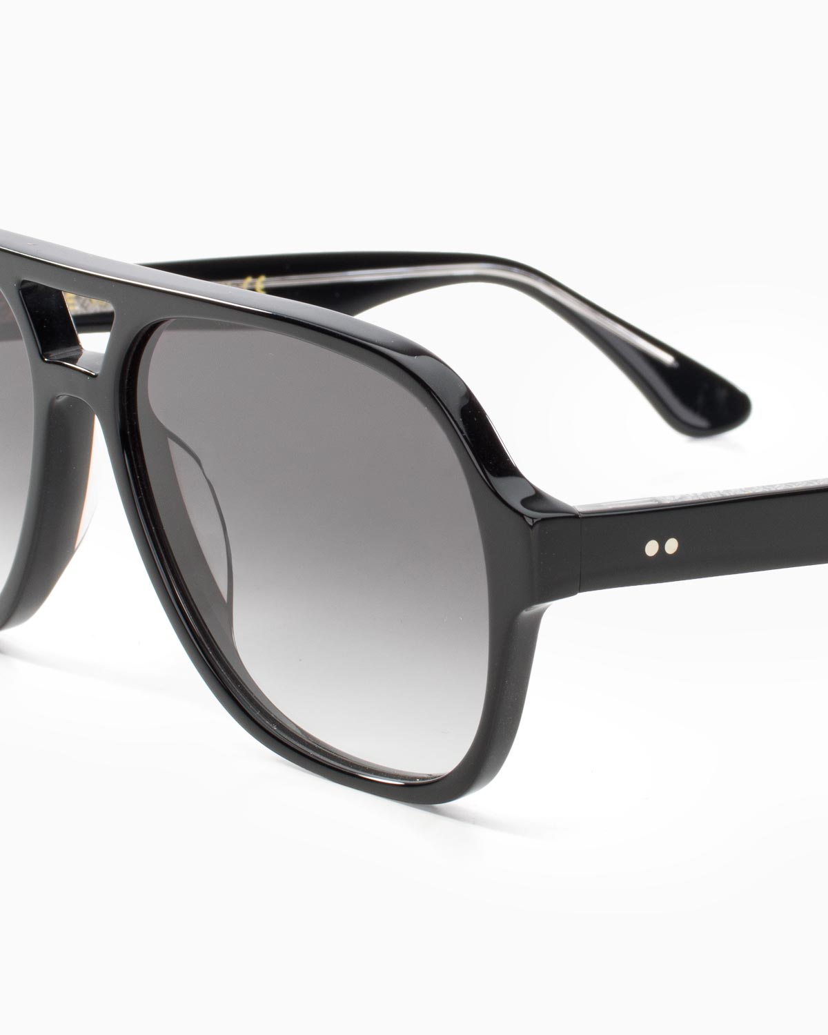ME & JOE Atlas Black sunglasses with grey gradient lenses – frame detail