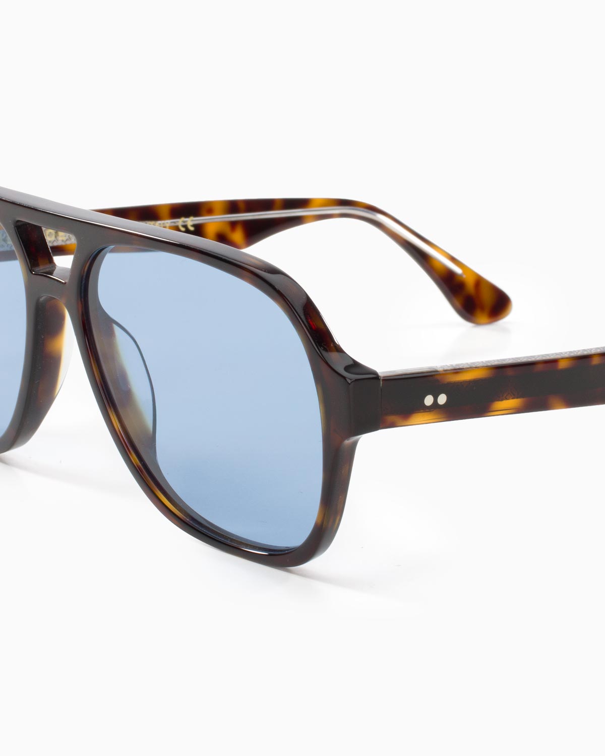 ME & JOE Atlas Tortoise sunglasses with blue lenses – frame detail