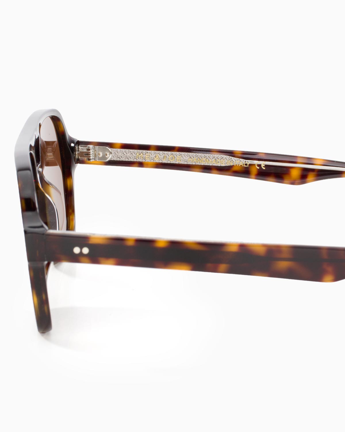 ME & JOE Atlas tortoise sunglasses – temple and logo detail