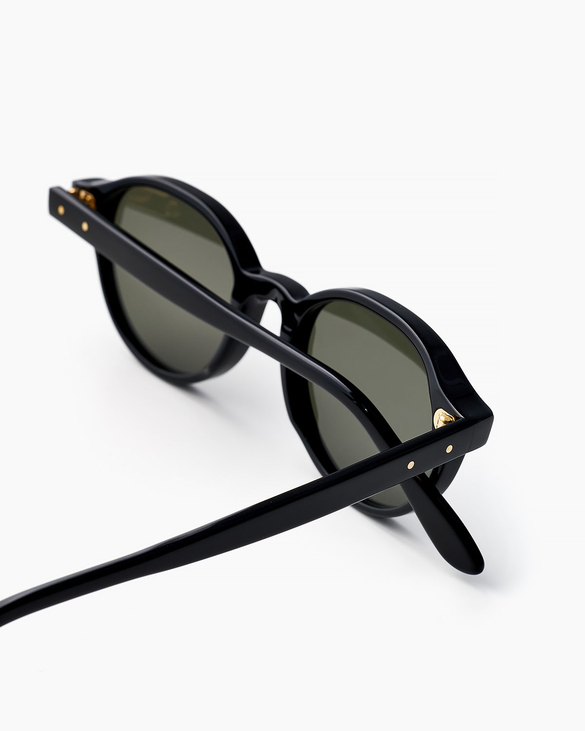 ME & JOE Bowie black sunglasses – angled view