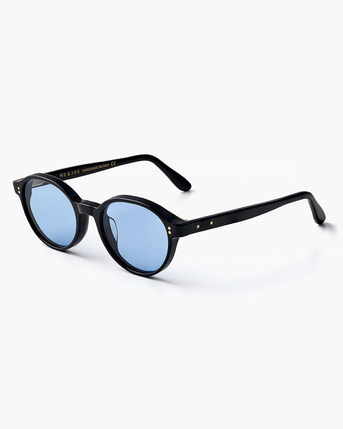 ME & JOE Bowie black sunglasses with blue lenses – three quarter view