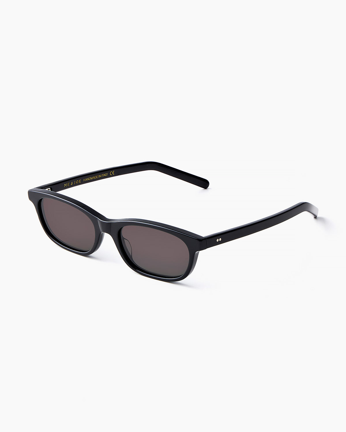 ME & JOE Darya black sunglasses – three-quarter view