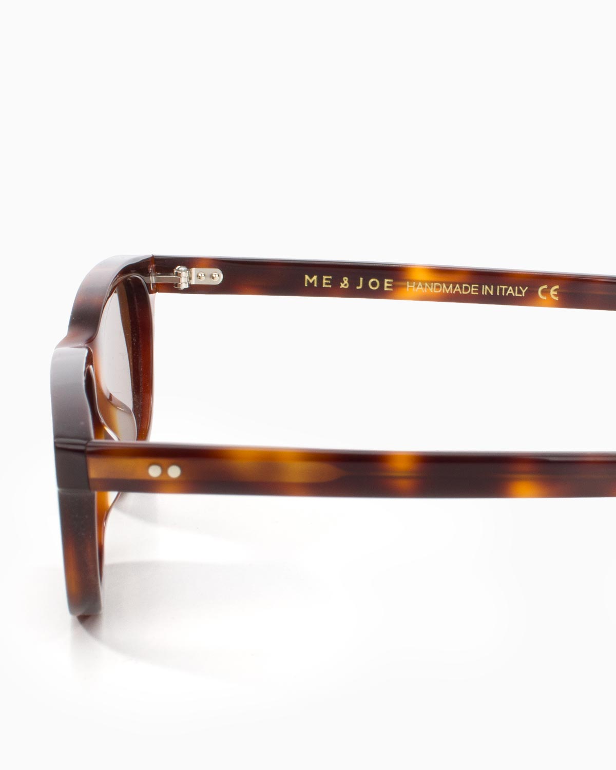 ME & JOE Darya tortoise sunglasses – temple and logo detail