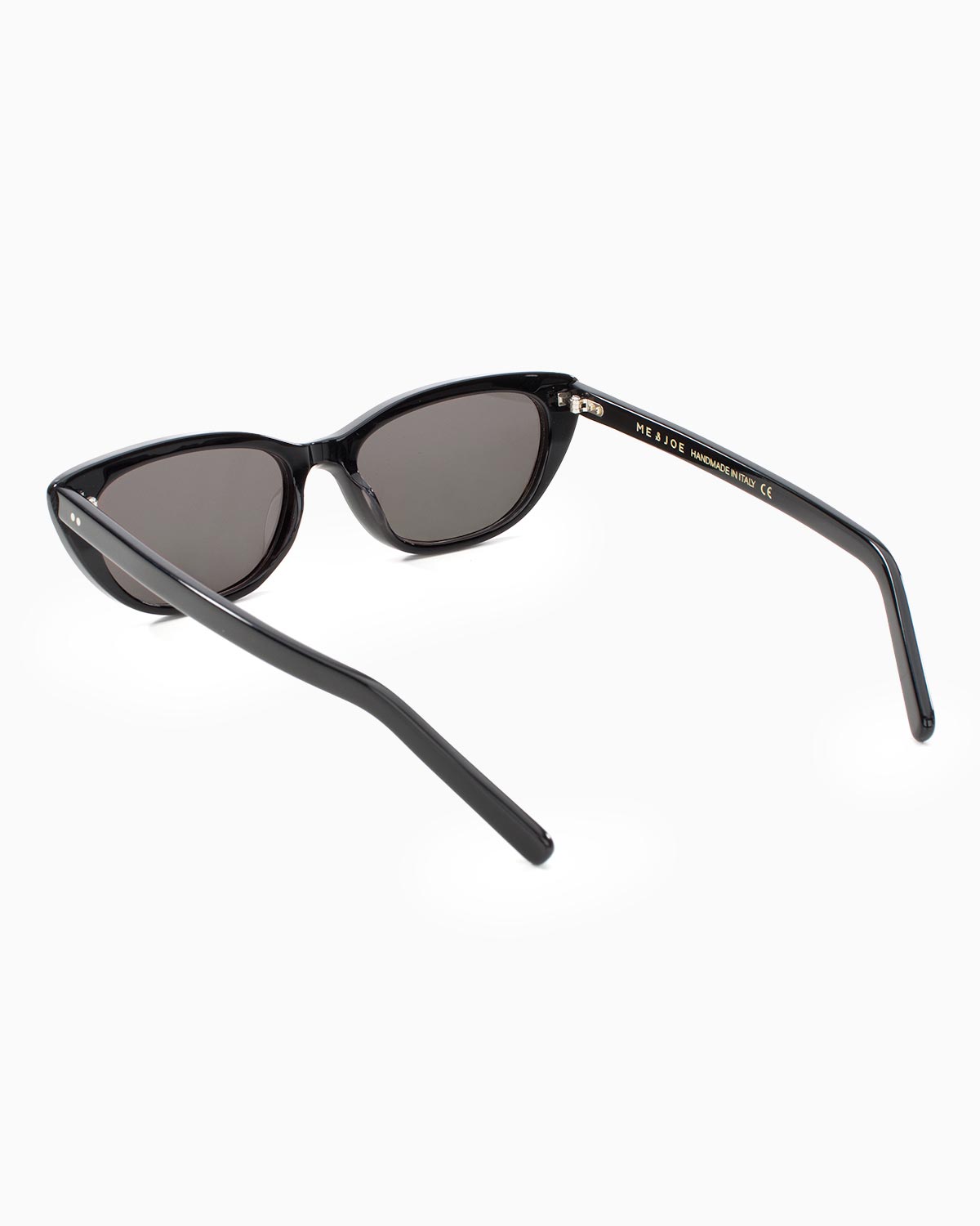 ME & JOE Emily black sunglasses – three-quarter view
