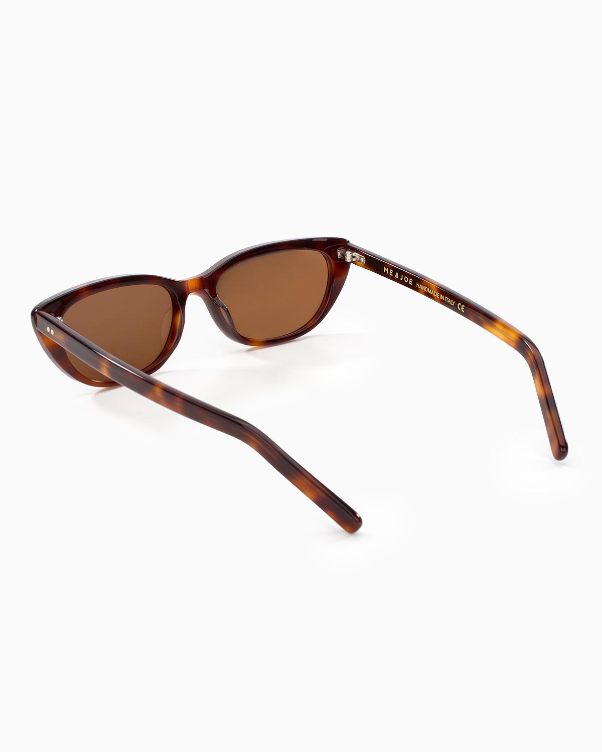 ME & JOE Emily tortoise sunglasses – three-quarter view