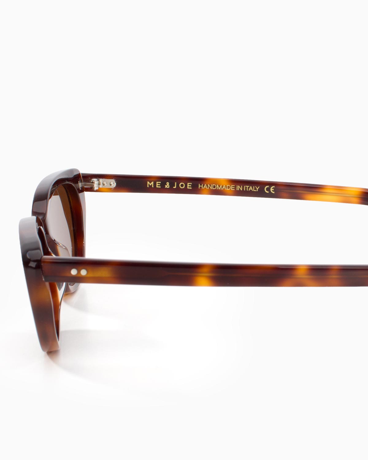 ME & JOE Emily tortoise sunglasses – detail view