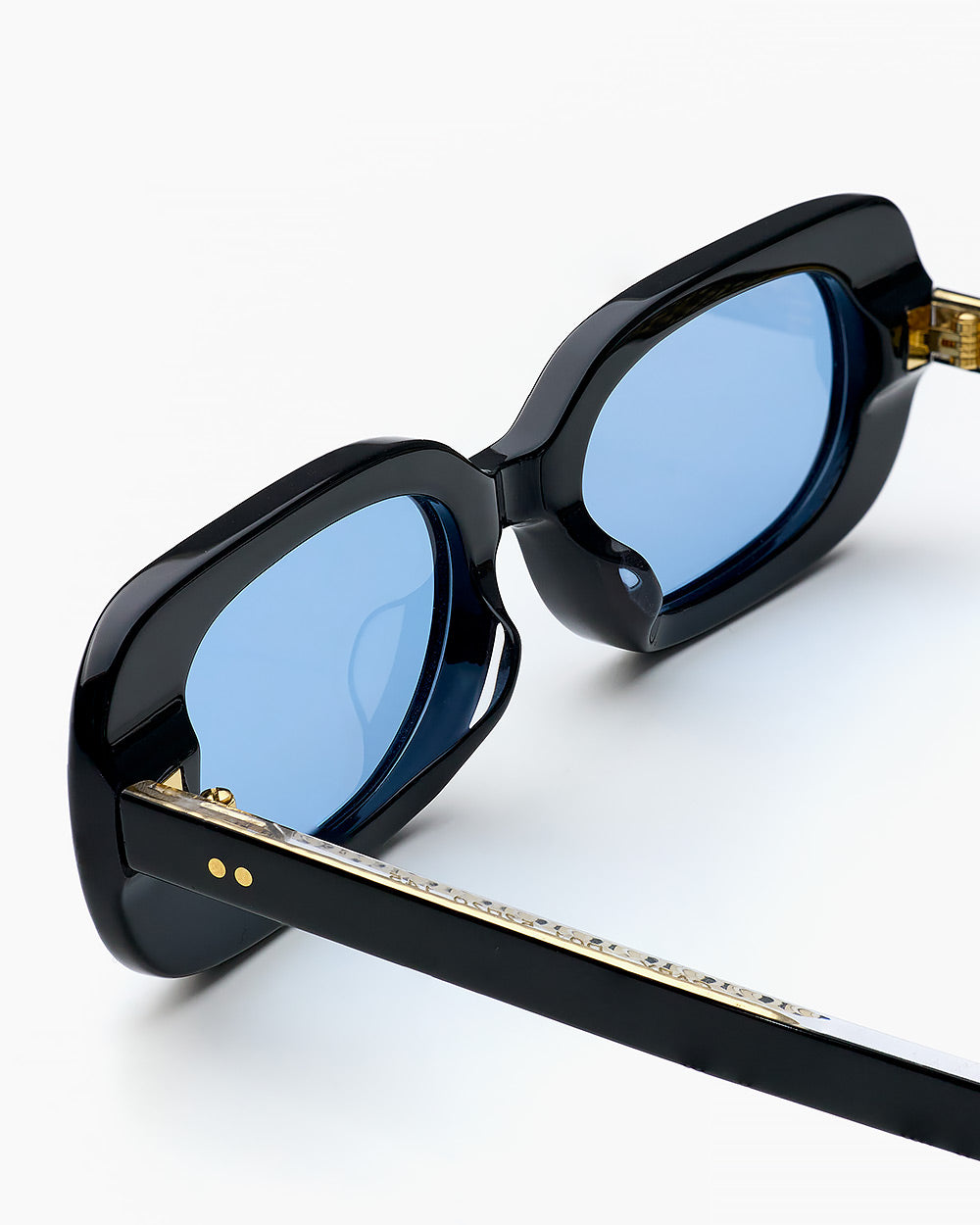 ME & JOE Gaby black sunglasses with blue lenses – detail view