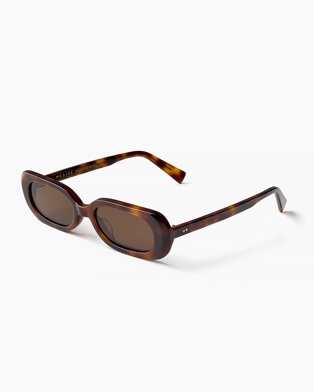ME & JOE Gaby classic tortoise sunglasses – three-quarter view