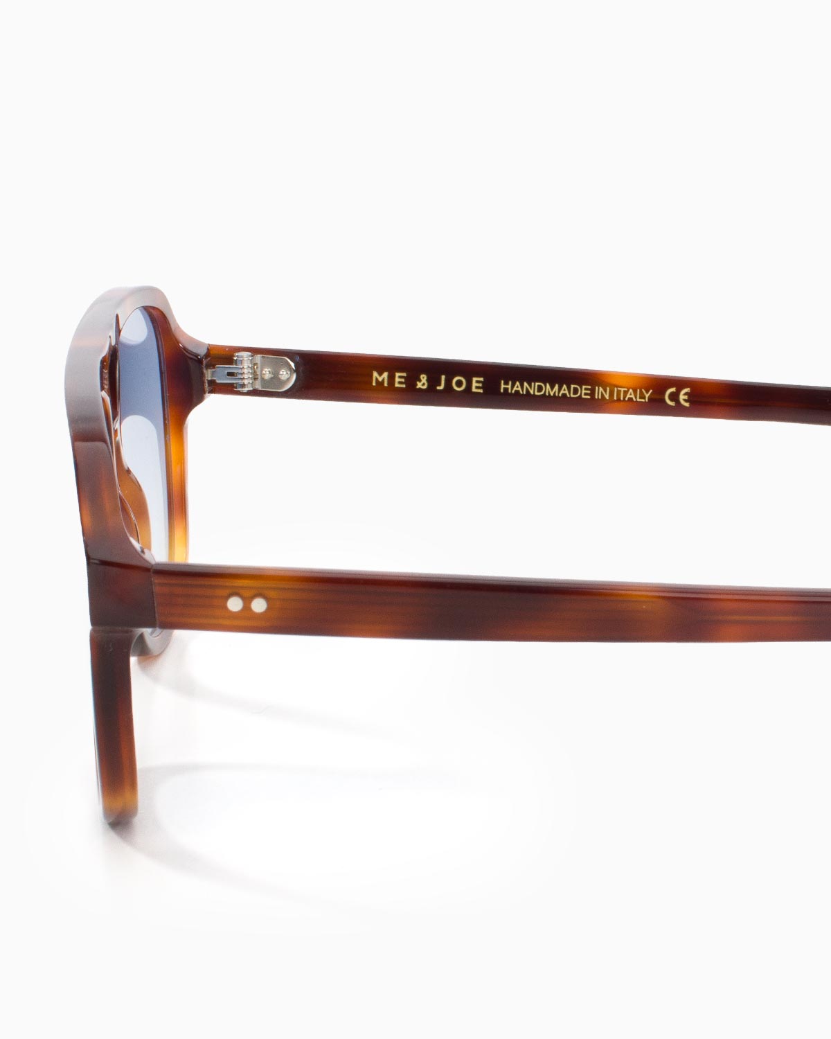 ME & JOE Hector tortoise sunglasses with light blue gradient lenses - detail view