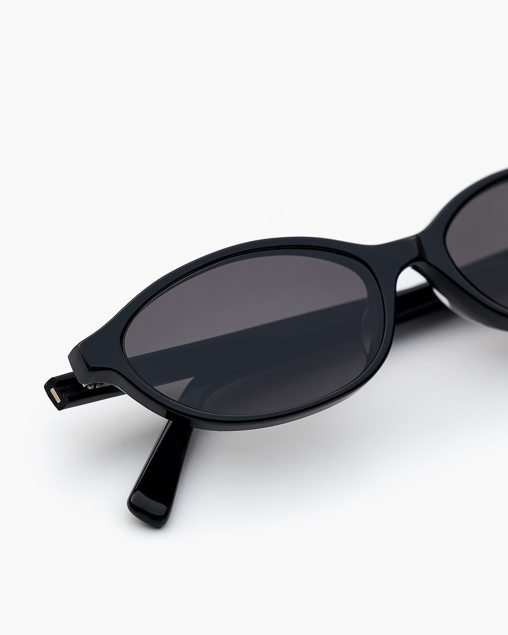 ME & JOE Ines black sunglasses – detail view