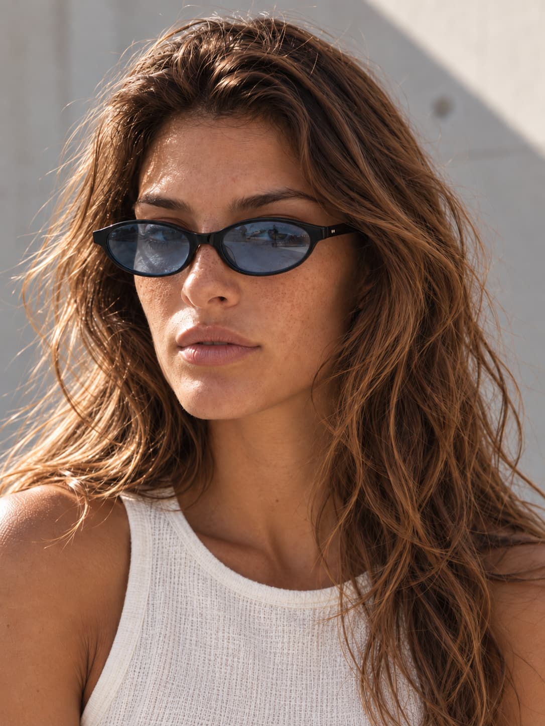 Woman wearing ME & JOE Ines black sunglasses with Blue lenses – lifestyle view